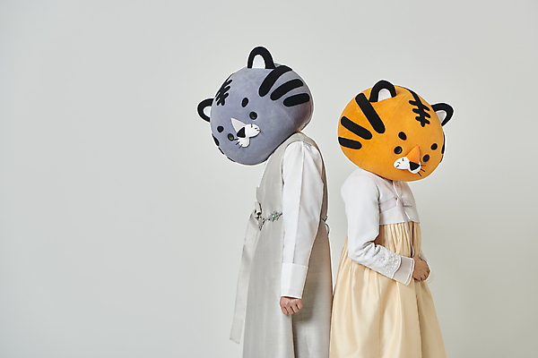 포토 JPG 스튜디오촬영 여자 남자 회색배경 새해 실내 상반신 20대 성인 두명 옆모습 설날 한국인 등맞대기 호랑이띠 호랑이 한복 호랑이캐릭터 손모으기 동물탈 인형탈 성인만 2022년 임인년 흑호 국내포토 한국전통 명절 뷰포인트 동물캐릭터 백그라운드 포유류 모션 사람 동양인 손짓 청년 내부 회색 십이지신 전통의상 연도 탈 파일형식