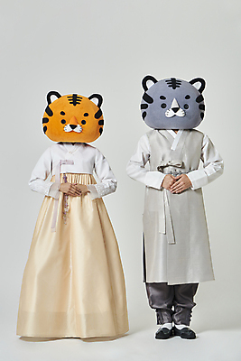 포토 JPG 스튜디오촬영 전신 여자 남자 회색배경 새해 실내 서기 20대 성인 두명 앞모습 설날 한국인 호랑이띠 호랑이 한복 호랑이캐릭터 손모으기 동물탈 인형탈 성인만 2022년 임인년 흑호 국내포토 한국전통 명절 뷰포인트 동물캐릭터 백그라운드 포유류 모션 사람 동양인 손짓 청년 내부 회색 십이지신 전통의상 연도 탈 파일형식