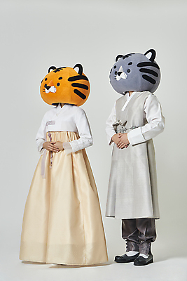 포토 JPG 스튜디오촬영 전신 여자 남자 회색배경 새해 실내 서기 20대 성인 두명 옆모습 설날 한국인 올려보기 호랑이띠 호랑이 한복 호랑이캐릭터 손모으기 동물탈 인형탈 성인만 2022년 임인년 흑호 국내포토 한국전통 명절 뷰포인트 동물캐릭터 백그라운드 포유류 모션 사람 동양인 손짓 청년 내부 회색 십이지신 전통의상 연도 탈 파일형식