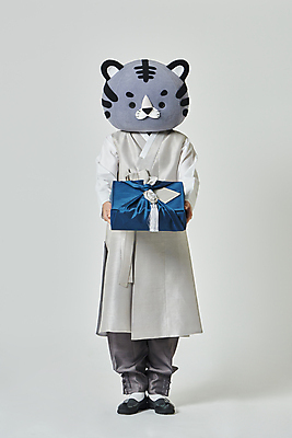 포토 JPG 스튜디오촬영 전신 남자 회색배경 새해 실내 한명 서기 들기 20대 성인 앞모습 설날 한국인 보자기 호랑이띠 호랑이 한복 보따리 주기 호랑이캐릭터 동물탈 인형탈 성인남자한명만 2022년 설선물 임인년 흑호 국내포토 1 한국전통 명절 뷰포인트 동물캐릭터 백그라운드 포유류 모션 사람 동양인 청년 내부 회색 십이지신 전통의상 연도 탈 남자한명만 성인남자만 파일형식 천_직물 명절선물