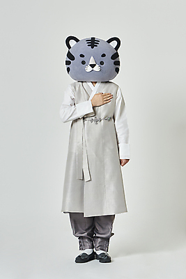 포토 JPG 스튜디오촬영 전신 남자 회색배경 새해 실내 한명 서기 20대 성인 앞모습 설날 한국인 호랑이띠 호랑이 한복 호랑이캐릭터 애국심 국기에대한경례 동물탈 인형탈 성인남자한명만 2022년 임인년 흑호 국내포토 1 한국전통 명절 뷰포인트 동물캐릭터 백그라운드 포유류 모션 사람 동양인 청년 내부 회색 십이지신 전통의상 연도 탈 경례 남자한명만 성인남자만 파일형식