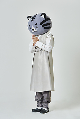 포토 JPG 스튜디오촬영 전신 남자 회색배경 새해 실내 한명 서기 20대 성인 옆모습 설날 한국인 기도 호랑이띠 호랑이 한복 호랑이캐릭터 소원 합장 간절함 동물탈 소원빌기 인형탈 성인남자한명만 2022년 임인년 흑호 국내포토 1 한국전통 명절 뷰포인트 동물캐릭터 백그라운드 컨셉 포유류 모션 사람 동양인 손짓 청년 내부 회색 십이지신 전통의상 연도 탈 남자한명만 성인남자만 파일형식