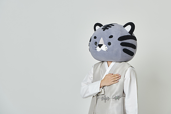 포토 JPG 스튜디오촬영 남자 회색배경 새해 실내 한명 상반신 20대 성인 옆모습 설날 한국인 호랑이띠 호랑이 한복 호랑이캐릭터 애국심 국기에대한경례 동물탈 인형탈 성인남자한명만 2022년 임인년 흑호 국내포토 1 한국전통 명절 뷰포인트 동물캐릭터 백그라운드 포유류 사람 동양인 청년 내부 회색 십이지신 전통의상 연도 탈 경례 남자한명만 성인남자만 파일형식