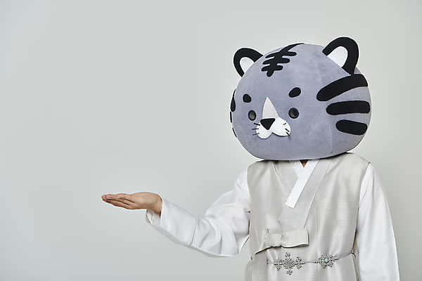 포토 JPG 스튜디오촬영 남자 회색배경 새해 실내 한명 상반신 20대 성인 앞모습 설날 한국인 호랑이띠 호랑이 한복 손내밀기 호랑이캐릭터 동물탈 인형탈 성인남자한명만 2022년 임인년 흑호 국내포토 1 한국전통 명절 뷰포인트 동물캐릭터 백그라운드 포유류 사람 동양인 손짓 청년 내부 회색 십이지신 전통의상 연도 탈 남자한명만 성인남자만 파일형식