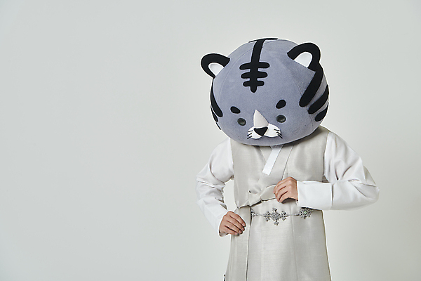 포토 JPG 스튜디오촬영 남자 회색배경 새해 실내 한명 상반신 20대 성인 앞모습 설날 한국인 잡기 호랑이띠 호랑이 한복 호랑이캐릭터 다듬기 동물탈 옷고름 인형탈 성인남자한명만 2022년 임인년 흑호 국내포토 1 한국전통 명절 뷰포인트 동물캐릭터 백그라운드 포유류 모션 사람 동양인 청년 내부 회색 십이지신 전통의상 연도 탈 남자한명만 성인남자만 파일형식