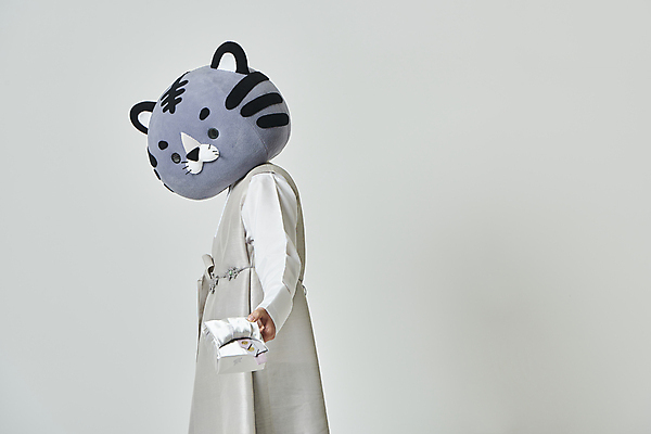 포토 JPG 스튜디오촬영 남자 회색배경 새해 실내 한명 들기 상반신 20대 성인 옆모습 설날 한국인 보자기 뒤돌아보기 호랑이띠 호랑이 한복 보따리 주기 호랑이캐릭터 동물탈 인형탈 성인남자한명만 2022년 설선물 임인년 흑호 국내포토 1 한국전통 명절 뷰포인트 동물캐릭터 백그라운드 포유류 모션 사람 동양인 청년 내부 회색 십이지신 전통의상 연도 탈 남자한명만 성인남자만 파일형식 천_직물 명절선물