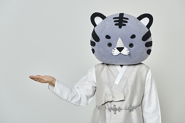 포토 JPG 스튜디오촬영 남자 회색배경 새해 안내 실내 한명 상반신 20대 성인 앞모습 설날 한국인 가리킴 호랑이띠 호랑이 한복 호랑이캐릭터 동물탈 인형탈 성인남자한명만 2022년 임인년 흑호 국내포토 1 한국전통 명절 뷰포인트 동물캐릭터 백그라운드 포유류 사람 동양인 손짓 청년 내부 회색 십이지신 전통의상 연도 탈 남자한명만 성인남자만 파일형식