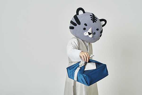 포토 JPG 스튜디오촬영 남자 회색배경 새해 실내 한명 들기 상반신 20대 성인 옆모습 설날 한국인 보자기 호랑이띠 호랑이 한복 보따리 주기 호랑이캐릭터 동물탈 인형탈 성인남자한명만 2022년 설선물 임인년 흑호 국내포토 1 한국전통 명절 뷰포인트 동물캐릭터 백그라운드 포유류 모션 사람 동양인 청년 내부 회색 십이지신 전통의상 연도 탈 남자한명만 성인남자만 파일형식 천_직물 명절선물