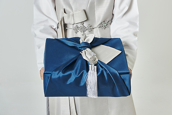 포토 JPG 스튜디오촬영 남자 회색배경 새해 실내 한명 들기 상반신 20대 성인 앞모습 한국인 보자기 한복 보따리 주기 노리개 성인남자한명만 2022년 설선물 임인년 국내포토 1 한국전통 뷰포인트 백그라운드 모션 전통소품 사람 동양인 청년 내부 회색 전통의상 연도 남자한명만 성인남자만 파일형식 천_직물 명절선물