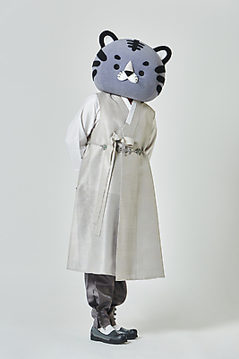 포토 JPG 스튜디오촬영 전신 남자 회색배경 새해 실내 한명 서기 20대 성인 앞모습 옆모습 설날 한국인 호랑이띠 호랑이 한복 뒷짐 호랑이캐릭터 동물탈 인형탈 성인남자한명만 2022년 임인년 흑호 국내포토 1 한국전통 명절 뷰포인트 동물캐릭터 백그라운드 포유류 모션 사람 동양인 청년 내부 회색 십이지신 전통의상 연도 탈 남자한명만 성인남자만 파일형식