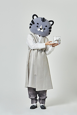 포토 JPG 스튜디오촬영 전신 남자 회색배경 새해 실내 한명 서기 들기 20대 성인 앞모습 설날 한국인 가리킴 보자기 호랑이띠 호랑이 한복 보따리 호랑이캐릭터 동물탈 인형탈 성인남자한명만 2022년 설선물 임인년 흑호 국내포토 1 한국전통 명절 뷰포인트 동물캐릭터 백그라운드 포유류 모션 사람 동양인 손짓 청년 내부 회색 십이지신 전통의상 연도 탈 남자한명만 성인남자만 파일형식 천_직물 명절선물