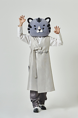 포토 JPG 스튜디오촬영 전신 남자 장난 회색배경 새해 실내 한명 서기 손짓 20대 성인 앞모습 설날 한국인 호랑이띠 호랑이 한복 호랑이캐릭터 놀래키기 동물탈 인형탈 성인남자한명만 2022년 임인년 흑호 국내포토 1 한국전통 명절 뷰포인트 동물캐릭터 백그라운드 포유류 모션 사람 동양인 청년 내부 회색 십이지신 전통의상 연도 탈 남자한명만 성인남자만 파일형식