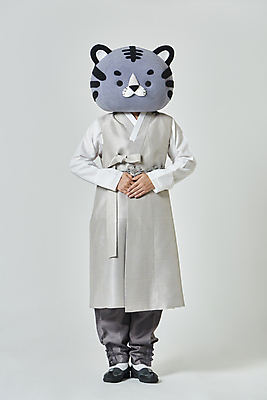 포토 JPG 스튜디오촬영 전신 남자 회색배경 새해 실내 한명 서기 20대 성인 앞모습 설날 한국인 호랑이띠 호랑이 한복 호랑이캐릭터 손모으기 동물탈 인형탈 성인남자한명만 2022년 임인년 흑호 국내포토 1 한국전통 명절 뷰포인트 동물캐릭터 백그라운드 포유류 모션 사람 동양인 손짓 청년 내부 회색 십이지신 전통의상 연도 탈 남자한명만 성인남자만 파일형식