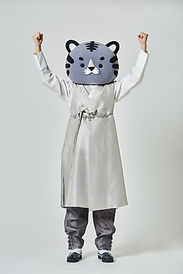 포토 JPG 스튜디오촬영 전신 남자 응원 회색배경 새해 실내 한명 서기 20대 성인 앞모습 설날 파이팅 주먹 만세 한국인 호랑이띠 호랑이 한복 호랑이캐릭터 동물탈 인형탈 성인남자한명만 2022년 임인년 흑호 국내포토 1 한국전통 명절 뷰포인트 동물캐릭터 백그라운드 포유류 모션 사람 동양인 청년 내부 회색 십이지신 전통의상 연도 탈 남자한명만 성인남자만 파일형식