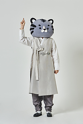 포토 JPG 스튜디오촬영 전신 남자 회색배경 새해 실내 한명 서기 20대 성인 앞모습 설날 손들기 한국인 가리킴 호랑이띠 호랑이 한복 호랑이캐릭터 동물탈 인형탈 성인남자한명만 2022년 임인년 흑호 국내포토 1 한국전통 명절 뷰포인트 동물캐릭터 백그라운드 포유류 모션 사람 동양인 손짓 청년 내부 회색 십이지신 전통의상 연도 탈 남자한명만 성인남자만 파일형식