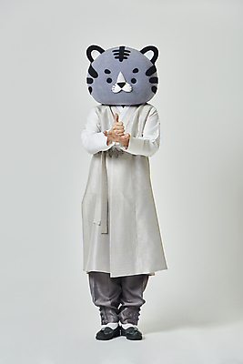 포토 JPG 스튜디오촬영 전신 남자 회색배경 새해 실내 한명 서기 20대 성인 앞모습 설날 한국인 호랑이띠 호랑이 한복 호랑이캐릭터 따봉 동물탈 인형탈 성인남자한명만 2022년 덕분에챌린지 임인년 흑호 국내포토 1 한국전통 명절 캠페인 뷰포인트 동물캐릭터 백그라운드 포유류 모션 사람 동양인 청년 내부 회색 십이지신 최고 전통의상 연도 탈 남자한명만 성인남자만 파일형식