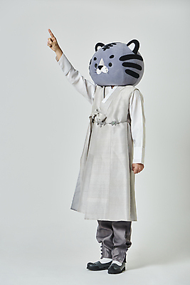 포토 JPG 스튜디오촬영 전신 남자 회색배경 새해 실내 한명 서기 20대 성인 옆모습 설날 한국인 가리킴 호랑이띠 호랑이 한복 호랑이캐릭터 동물탈 인형탈 성인남자한명만 2022년 임인년 흑호 국내포토 1 한국전통 명절 뷰포인트 동물캐릭터 백그라운드 포유류 모션 사람 동양인 손짓 청년 내부 회색 십이지신 전통의상 연도 탈 남자한명만 성인남자만 파일형식