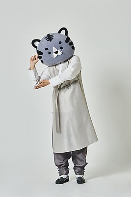 포토 JPG 스튜디오촬영 전신 남자 회색배경 새해 실내 한명 서기 손짓 20대 성인 앞모습 설날 한국인 호랑이띠 호랑이 한복 호기심 호랑이캐릭터 동물탈 인형탈 성인남자한명만 2022년 임인년 흑호 국내포토 1 한국전통 명절 감정 뷰포인트 동물캐릭터 백그라운드 컨셉 포유류 모션 사람 동양인 청년 내부 회색 십이지신 전통의상 연도 탈 남자한명만 성인남자만 파일형식