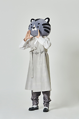 포토 JPG 스튜디오촬영 전신 남자 회색배경 새해 실내 한명 서기 손짓 20대 성인 옆모습 설날 외침 한국인 호랑이띠 호랑이 한복 호랑이캐릭터 동물탈 인형탈 성인남자한명만 2022년 임인년 흑호 국내포토 1 한국전통 명절 뷰포인트 동물캐릭터 백그라운드 포유류 모션 사람 동양인 청년 내부 소리 회색 십이지신 전통의상 연도 탈 남자한명만 성인남자만 파일형식