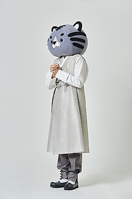 포토 JPG 스튜디오촬영 전신 남자 회색배경 새해 실내 한명 서기 20대 성인 옆모습 설날 한국인 기도 호랑이띠 호랑이 한복 호랑이캐릭터 소원 손모으기 간절함 동물탈 소원빌기 인형탈 성인남자한명만 2022년 임인년 흑호 국내포토 1 한국전통 명절 뷰포인트 동물캐릭터 백그라운드 컨셉 포유류 모션 사람 동양인 손짓 청년 내부 회색 십이지신 전통의상 연도 탈 남자한명만 성인남자만 파일형식