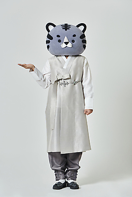 포토 JPG 스튜디오촬영 전신 남자 회색배경 새해 안내 실내 한명 서기 20대 성인 앞모습 설날 한국인 가리킴 호랑이띠 호랑이 한복 호랑이캐릭터 동물탈 인형탈 성인남자한명만 2022년 임인년 흑호 국내포토 1 한국전통 명절 뷰포인트 동물캐릭터 백그라운드 포유류 모션 사람 동양인 손짓 청년 내부 회색 십이지신 전통의상 연도 탈 남자한명만 성인남자만 파일형식