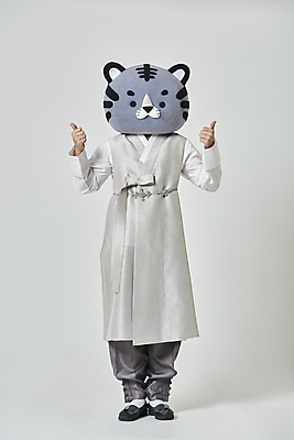 포토 JPG 스튜디오촬영 전신 남자 회색배경 새해 실내 한명 서기 20대 성인 앞모습 설날 한국인 최고 호랑이띠 호랑이 한복 호랑이캐릭터 따봉 동물탈 인형탈 성인남자한명만 2022년 임인년 흑호 국내포토 1 한국전통 명절 뷰포인트 동물캐릭터 백그라운드 포유류 모션 사람 동양인 청년 내부 회색 십이지신 전통의상 연도 탈 남자한명만 성인남자만 파일형식