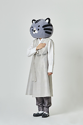 포토 JPG 스튜디오촬영 전신 남자 회색배경 새해 실내 한명 서기 20대 성인 옆모습 설날 한국인 호랑이띠 호랑이 한복 호랑이캐릭터 애국심 국기에대한경례 동물탈 인형탈 성인남자한명만 2022년 임인년 흑호 국내포토 1 한국전통 명절 뷰포인트 동물캐릭터 백그라운드 포유류 모션 사람 동양인 청년 내부 회색 십이지신 전통의상 연도 탈 경례 남자한명만 성인남자만 파일형식