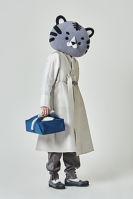 포토 JPG 스튜디오촬영 전신 남자 회색배경 새해 실내 한명 서기 들기 20대 성인 옆모습 설날 한국인 보자기 호랑이띠 호랑이 한복 보따리 호랑이캐릭터 동물탈 인형탈 성인남자한명만 2022년 설선물 임인년 흑호 국내포토 1 한국전통 명절 뷰포인트 동물캐릭터 백그라운드 포유류 모션 사람 동양인 청년 내부 회색 십이지신 전통의상 연도 탈 남자한명만 성인남자만 파일형식 천_직물 명절선물