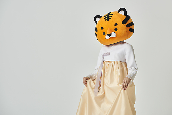 포토 JPG 스튜디오촬영 여자 회색배경 새해 실내 한명 20대 성인 앞모습 설날 한국인 잡기 호랑이띠 호랑이 한복 호랑이캐릭터 동물탈 인형탈 치맛자락 성인여자한명만 2022년 임인년 국내포토 1 한국전통 명절 뷰포인트 동물캐릭터 백그라운드 포유류 모션 사람 동양인 청년 내부 치마 회색 십이지신 전통의상 연도 탈 여자한명만 성인여자만 파일형식