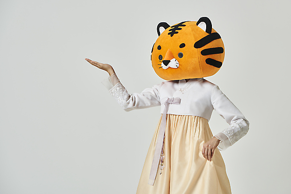 포토 JPG 스튜디오촬영 여자 회색배경 새해 안내 실내 한명 20대 성인 앞모습 설날 한국인 가리킴 잡기 호랑이띠 호랑이 한복 호랑이캐릭터 동물탈 인형탈 치맛자락 성인여자한명만 2022년 임인년 국내포토 1 한국전통 명절 뷰포인트 동물캐릭터 백그라운드 포유류 모션 사람 동양인 손짓 청년 내부 치마 회색 십이지신 전통의상 연도 탈 여자한명만 성인여자만 파일형식