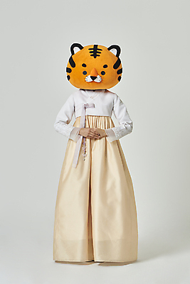 포토 JPG 스튜디오촬영 전신 여자 회색배경 새해 실내 한명 서기 20대 성인 앞모습 설날 한국인 호랑이띠 호랑이 한복 호랑이캐릭터 손모으기 동물탈 인형탈 성인여자한명만 2022년 임인년 국내포토 1 한국전통 명절 뷰포인트 동물캐릭터 백그라운드 포유류 모션 사람 동양인 손짓 청년 내부 회색 십이지신 전통의상 연도 탈 여자한명만 성인여자만 파일형식