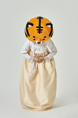 포토 JPG 스튜디오촬영 전신 여자 회색배경 새해 실내 한명 서기 20대 성인 앞모습 설날 한국인 호랑이띠 호랑이 한복 호랑이캐릭터 손모으기 동물탈 배꼽인사 인형탈 성인여자한명만 2022년 임인년 국내포토 1 한국전통 명절 뷰포인트 동물캐릭터 백그라운드 포유류 모션 사람 동양인 손짓 청년 내부 회색 십이지신 인사 전통의상 연도 탈 여자한명만 성인여자만 파일형식