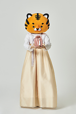 포토 JPG 스튜디오촬영 전신 여자 회색배경 새해 실내 한명 서기 들기 20대 성인 앞모습 설날 한국인 보자기 호랑이띠 호랑이 한복 보따리 노리개 호랑이캐릭터 동물탈 인형탈 성인여자한명만 2022년 설선물 임인년 국내포토 1 한국전통 명절 뷰포인트 동물캐릭터 백그라운드 포유류 모션 전통소품 사람 동양인 청년 내부 회색 십이지신 전통의상 연도 탈 여자한명만 성인여자만 파일형식 천_직물 명절선물