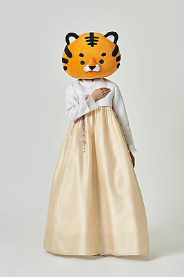 포토 JPG 스튜디오촬영 전신 여자 회색배경 새해 실내 한명 서기 20대 성인 앞모습 설날 한국인 호랑이띠 호랑이 한복 호랑이캐릭터 애국심 국기에대한경례 동물탈 인형탈 성인여자한명만 2022년 임인년 국내포토 1 한국전통 명절 뷰포인트 동물캐릭터 백그라운드 포유류 모션 사람 동양인 청년 내부 회색 십이지신 전통의상 연도 탈 경례 여자한명만 성인여자만 파일형식