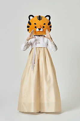 포토 JPG 스튜디오촬영 전신 여자 회색배경 새해 실내 한명 서기 손짓 20대 성인 앞모습 설날 외침 한국인 호랑이띠 호랑이 한복 호랑이캐릭터 동물탈 인형탈 성인여자한명만 2022년 임인년 국내포토 1 한국전통 명절 뷰포인트 동물캐릭터 백그라운드 포유류 모션 사람 동양인 청년 내부 소리 회색 십이지신 전통의상 연도 탈 여자한명만 성인여자만 파일형식