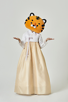 포토 JPG 스튜디오촬영 전신 여자 회색배경 새해 실내 한명 서기 손짓 20대 성인 앞모습 설날 손들기 한국인 호랑이띠 호랑이 한복 호기심 호랑이캐릭터 동물탈 인형탈 성인여자한명만 2022년 임인년 국내포토 1 한국전통 명절 감정 뷰포인트 동물캐릭터 백그라운드 컨셉 포유류 모션 사람 동양인 청년 내부 회색 십이지신 전통의상 연도 탈 여자한명만 성인여자만 파일형식