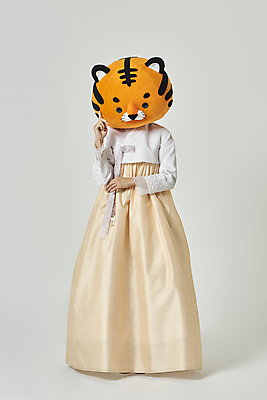 포토 JPG 스튜디오촬영 전신 여자 생각 회색배경 새해 실내 한명 서기 손짓 20대 성인 앞모습 설날 한국인 호랑이띠 호랑이 한복 고민 호랑이캐릭터 동물탈 인형탈 성인여자한명만 2022년 임인년 국내포토 1 한국전통 명절 감정 뷰포인트 동물캐릭터 백그라운드 포유류 모션 사람 동양인 청년 내부 회색 십이지신 전통의상 연도 탈 여자한명만 성인여자만 파일형식