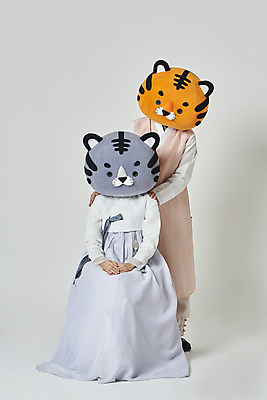 포토 JPG 스튜디오촬영 전신 여자 남자 회색배경 새해 실내 서기 앉기 20대 성인 두명 앞모습 설날 한국인 호랑이띠 호랑이 한복 호랑이캐릭터 손모으기 동물탈 인형탈 성인만 어깨에손 2022년 임인년 흑호 국내포토 한국전통 명절 뷰포인트 동물캐릭터 백그라운드 포유류 모션 사람 동양인 손짓 청년 내부 회색 십이지신 전통의상 연도 탈 파일형식