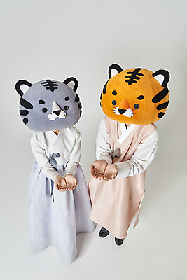 포토 JPG 스튜디오촬영 전신 여자 남자 회색배경 새해 실내 서기 20대 성인 두명 앞모습 하이앵글 설날 한국인 호랑이띠 호랑이 한복 손내밀기 호랑이캐릭터 손모으기 간절함 동물탈 인형탈 성인만 2022년 임인년 흑호 국내포토 한국전통 명절 뷰포인트 동물캐릭터 백그라운드 컨셉 포유류 모션 사람 동양인 손짓 청년 내부 회색 십이지신 전통의상 연도 탈 파일형식