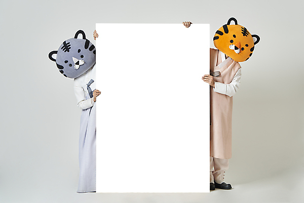 포토 JPG 스튜디오촬영 전신 배너 여자 남자 회색배경 새해 사각프레임 실내 서기 들기 20대 성인 두명 앞모습 설날 한국인 호랑이띠 호랑이 한복 호랑이캐릭터 동물탈 인형탈 성인만 2022년 나오기 임인년 흑호 국내포토 한국전통 명절 뷰포인트 동물캐릭터 백그라운드 포유류 모션 프레임 사람 동양인 청년 내부 사각형 회색 십이지신 전통의상 연도 탈 파일형식