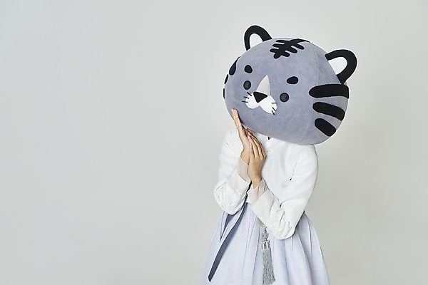 포토 JPG 스튜디오촬영 여자 회색배경 새해 실내 한명 상반신 20대 성인 옆모습 설날 턱괴기 한국인 호랑이띠 호랑이 한복 노리개 호랑이캐릭터 동물탈 인형탈 성인여자한명만 2022년 임인년 흑호 국내포토 1 한국전통 명절 뷰포인트 동물캐릭터 백그라운드 포유류 모션 전통소품 사람 동양인 청년 내부 회색 십이지신 전통의상 연도 탈 여자한명만 성인여자만 파일형식