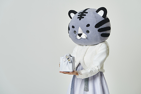 포토 JPG 스튜디오촬영 여자 회색배경 새해 실내 한명 들기 상반신 20대 성인 옆모습 설날 한국인 보자기 호랑이띠 호랑이 한복 보따리 노리개 호랑이캐릭터 동물탈 인형탈 성인여자한명만 2022년 설선물 임인년 흑호 국내포토 1 한국전통 명절 뷰포인트 동물캐릭터 백그라운드 포유류 모션 전통소품 사람 동양인 청년 내부 회색 십이지신 전통의상 연도 탈 여자한명만 성인여자만 파일형식 천_직물 명절선물