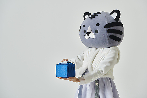 포토 JPG 스튜디오촬영 여자 회색배경 새해 실내 한명 들기 상반신 20대 성인 옆모습 설날 한국인 보자기 호랑이띠 호랑이 한복 보따리 주기 노리개 호랑이캐릭터 동물탈 인형탈 성인여자한명만 2022년 설선물 임인년 흑호 국내포토 1 한국전통 명절 뷰포인트 동물캐릭터 백그라운드 포유류 모션 전통소품 사람 동양인 청년 내부 회색 십이지신 전통의상 연도 탈 여자한명만 성인여자만 파일형식 천_직물 명절선물