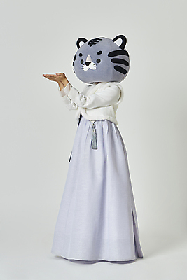 포토 JPG 스튜디오촬영 전신 여자 회색배경 새해 실내 한명 서기 20대 성인 옆모습 설날 한국인 호랑이띠 호랑이 한복 손내밀기 노리개 호랑이캐릭터 손모으기 간절함 동물탈 인형탈 성인여자한명만 2022년 임인년 흑호 국내포토 1 한국전통 명절 뷰포인트 동물캐릭터 백그라운드 컨셉 포유류 모션 전통소품 사람 동양인 손짓 청년 내부 회색 십이지신 전통의상 연도 탈 여자한명만 성인여자만 파일형식