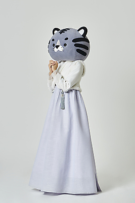 포토 JPG 스튜디오촬영 전신 여자 회색배경 새해 실내 한명 서기 20대 성인 옆모습 설날 한국인 기도 호랑이띠 호랑이 한복 노리개 호랑이캐릭터 소원 간절함 동물탈 소원빌기 인형탈 성인여자한명만 2022년 임인년 흑호 국내포토 1 한국전통 명절 뷰포인트 동물캐릭터 백그라운드 컨셉 포유류 모션 전통소품 사람 동양인 청년 내부 회색 십이지신 전통의상 연도 탈 여자한명만 성인여자만 파일형식