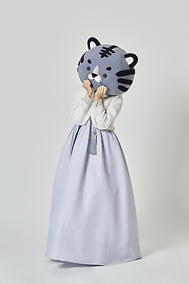 포토 JPG 스튜디오촬영 전신 여자 회색배경 새해 실내 한명 서기 손짓 20대 성인 앞모습 옆모습 설날 한국인 호랑이띠 호랑이 한복 수줍음 노리개 호랑이캐릭터 동물탈 인형탈 성인여자한명만 2022년 임인년 흑호 국내포토 1 한국전통 명절 감정 뷰포인트 동물캐릭터 백그라운드 포유류 모션 전통소품 사람 동양인 청년 내부 회색 십이지신 전통의상 연도 탈 여자한명만 성인여자만 파일형식