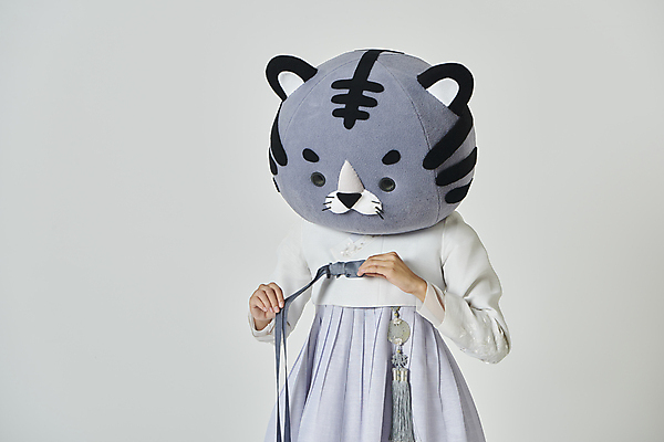 포토 JPG 스튜디오촬영 여자 회색배경 새해 실내 한명 상반신 20대 성인 앞모습 설날 한국인 잡기 호랑이띠 호랑이 한복 노리개 호랑이캐릭터 다듬기 동물탈 옷고름 인형탈 성인여자한명만 2022년 임인년 흑호 국내포토 1 한국전통 명절 뷰포인트 동물캐릭터 백그라운드 포유류 모션 전통소품 사람 동양인 청년 내부 회색 십이지신 전통의상 연도 탈 여자한명만 성인여자만 파일형식