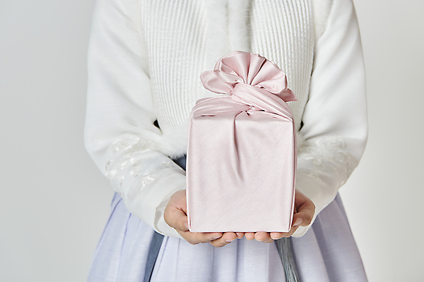 포토 JPG 스튜디오촬영 여자 회색배경 새해 실내 한명 들기 상반신 20대 성인 앞모습 한국인 보자기 한복 보따리 성인여자한명만 2022년 설선물 임인년 국내포토 1 한국전통 뷰포인트 백그라운드 모션 사람 동양인 청년 내부 회색 전통의상 연도 여자한명만 성인여자만 파일형식 천_직물 명절선물