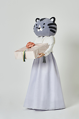 포토 JPG 스튜디오촬영 전신 여자 회색배경 새해 실내 한명 서기 들기 20대 성인 옆모습 설날 한국인 보자기 호랑이띠 호랑이 한복 보따리 노리개 호랑이캐릭터 동물탈 인형탈 성인여자한명만 2022년 설선물 임인년 흑호 국내포토 1 한국전통 명절 뷰포인트 동물캐릭터 백그라운드 포유류 모션 전통소품 사람 동양인 청년 내부 회색 십이지신 전통의상 연도 탈 여자한명만 성인여자만 파일형식 천_직물 명절선물