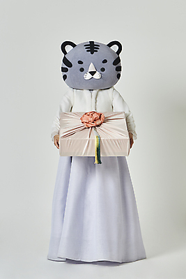 포토 JPG 스튜디오촬영 전신 여자 회색배경 새해 실내 한명 서기 들기 20대 성인 앞모습 설날 한국인 보자기 호랑이띠 호랑이 한복 보따리 호랑이캐릭터 동물탈 인형탈 성인여자한명만 2022년 설선물 임인년 흑호 국내포토 1 한국전통 명절 뷰포인트 동물캐릭터 백그라운드 포유류 모션 사람 동양인 청년 내부 회색 십이지신 전통의상 연도 탈 여자한명만 성인여자만 파일형식 천_직물 명절선물